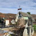 Deda Tile napravio sanduke za ženu i sebe, onda i “kuću” na groblju da ih “ne duva vetar” (VIDEO)
