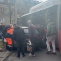 Haos u Zemunu: Bahati vozač se parkirao nasred okretnice, blokirana čitava ulica, građani sami pokušavaju da pomere…