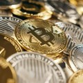 Bitcoin ne prestaje da raste, premašuje 57.000 dolara: Podiže kripto tržište na novi nivo, raste i konkurent