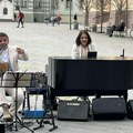 Evocirali uspomenu na Đorđa Balaševića: Koncert za piano i gitaru pod otvorenim nebom, u centru Zrenjanina (video)