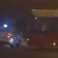 Udes u Žarkovu Autobus stoji nasred raskrsnice, automobil završio na pešačkom ostrvu (video)