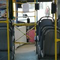 (Video) Haos u gradskom autobusu: Vozač nasrnuo na putnicu i na silu je izbacio iz vozila