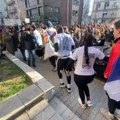 Doček kragujevačkih maratonaca u Mladenovcu na putu do Hrama Svetog Save (VIDEO)