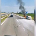 Gori automobil kod stare pazove: Dim kulja, policija na terenu (video)