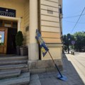 Na zgradi grada Leskovca iščupana zastava, u poslednjih mesec dana uništeni objekti mesnih zajednica i mobilijari u…
