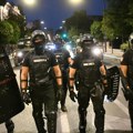 „Викао је: Молим вас, немојте више!“: Ухапшена мама девојчице са аутизмом гледала како полиција бездушно премлаћује младића у…