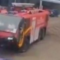 Драма пред полетање Велики рој пчела напао авион: Кад су ватрогасци пустили воду - настао још већи хаос