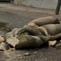 Obezglavljena skulptura Riste Stijovića čeka spas u dvorištu ulice Kneza Miloša 78 (FOTO)