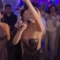 Rada Manojlović u haljini koja otkriva sve! Gosti u šoku, izrezi na sve strane, prekratka, providna, vrtoglave štikle! (foto)…