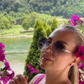 (Foto) pevačica napravila raj u dvorištu u Čačku: Pokazala letnjikovac, upalila vatru - na stolu sveće