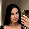 Публика у неверици! Инди у хаљини са разрезом до пупка, груди скроз испале! (фото)