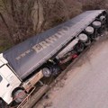 Šleperom probio bankinu i sleteo u potok: Nezgoda kod Čačka, saobraćaj obustavljen