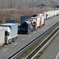 Kilometarske kolone na granici Kamioni zaglavljeni na izlazu iz zemlje, na Batrovcima se čeka i do šest sati