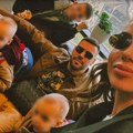 Cela porodica pozira u bade-mantilima! Ivana i Petar Mitić sa tri sina otišli na odmor: Najstariji Vujadin i blizanci Vojin i…