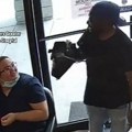 VIDEO: Pokušao da opljačka kozmetički salon, svi ga ignorisali