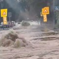 VIDEO Poplavljena ulica u Smederevu, šahtovi kao fontane