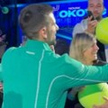 "Nole, može li na grudi"? Đoković delio autograme na neobična mesta (video)