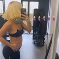 (Video) Svi bruje o trudnoći srpske pevačice: Ema Radujko (19) pokazala stomak, podelila snimak iz teretane koji je izazvao…