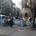 Počela 24-časovna blokada centra Beograda: Studenti podigli kamp na ulici (video)