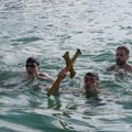 Po prvi put četiri hrabre dame plivaju za Časni krst. Među plivačima i dvojica Nišlija koji plivaju po deveti put