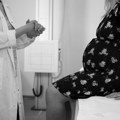 Smrt porodilje u Vranju podsetio na gorući problem akušerskog nasilja u Srbiji