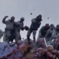 Šok snimak obračuna kineskih i indijskih vojnika - kamenjem! Pogledajte kako nuklearne sile rešavaju probleme na spornoj…