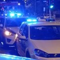 Policija razvajulje vrata, mladić u suzama stoji na prozoru i razgovara sa pregovaračem i traje drama u Kneza Miloša