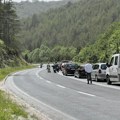 Prve fotografije sa mesta teške nesreće kod Zlatibora: Poginuo motociklista, delovi automobila rasuti po putu (foto)