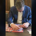 VIDEO Vučić sinu lepio sličice u albumu za EURO 2024: Popunjena samo reprezentacija Srbije