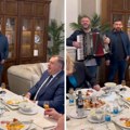 Dodik zapevao zbog pobede Trampa, orilo se uz poznatu numeru i harmoniku: Video objavio na mrežama