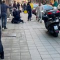 Ovako je uhapšen napadač na policajca: Dvojica službenika ga oborili na zemlju i drže na trotoaru! Osumnjičeni unezvereno…