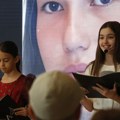Fondacija Angelina poklonila maturske haljine i odela za decu bez roditelja