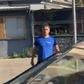 Muškarac pretio čekićem građanima koji blokiraju saobraćaj