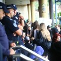 Ratni veterani stižu ispred Univerziteta u Novom Pazaru: Studenti i dalje pokušavaju da uđu u zgradu