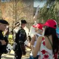 VIDEO: Policija ne dozvoljava studentima i građanima koji su im se pridružili da priđu vojnoj paradi