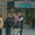 N1 u Sremskoj Mitrovici: Primljeno 35 osoba, porodice i dobrovoljni davaoci krvi ispred bolnice