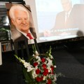 Naklon i aplauzi Mićunu, profesoru, borcu za demokratiju i slobodu, golootočaninu, šezdesetoosmašu, čoveku koji je proživeo…