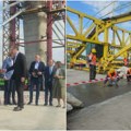 (Foto) Uživo: Istorijski trenutak na Dunavu: Spajanje novog mosta u Novom Sadu u toku, predsednik Vučić sa radnicima na…