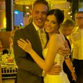 Oženio se voditelj Blic televizije Teodor najveseliji, mlada blista u elegantnoj venčanici, dekoracija kao iz bajke (foto)
