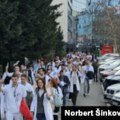 Protestna šetnja belih mantila u Novom Sadu u znak podrške studentima