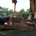 Zarđali čamac izvučen iz vode i stavljen na baržu: Najnoviji detalji akcije na Savi na Novom Beogradu: Telo Srđana biće…