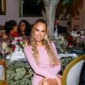 (Foto): Poznata Srpkinja (53) zablistala na gala venčanju u Londonu: Pojavila se u haljini sa ogromnim šlicem, svi pogledi…