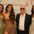 Odišu elegancijom! Saša Matić u odelu, a supruga i ćerke ga zasenile šljokičavim haljinama bez bretela (video)
