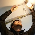 Električar naplatio više od 50.000 dinara za popravku grla sijalice