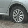 Izbušene gume na automobilima različitih posmatračkih misija na izborima u Bajinoj Bašti