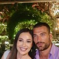 Ceca objavila sliku sa holivudskim glumcem sa večere o kojoj bruje svi: Pozira sa italijanskim zavodnikom, nazdravljaju…