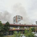 Trojica vatrogasaca povređena tokom gašenja požara u TC "Enjub": Borba sa vatrenom stihijom trajala skoro šest sati VIDEO