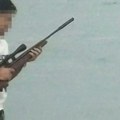 Muškarac sa puškom na plaži: Građani odmah zvali policiju, a onda je usledilo nešto potpuno neočekivano (foto)