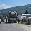 Na temperaturi iznad 36 stepeni, radnici JKP „Lim“ bez predaha praznili kontejnere