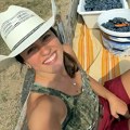 Бере грожђе и чува кокошке: Ћерка Јована Мемедовића показала како обавља сеоске послове, поделила снимак са трактора, а на…